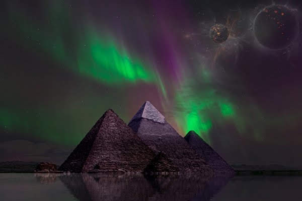 Planets_Pyramid_Night_Aurora_564393_600x399.jpg